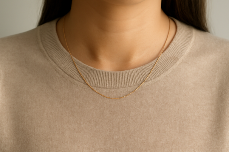 collier discret sur un pull uni
