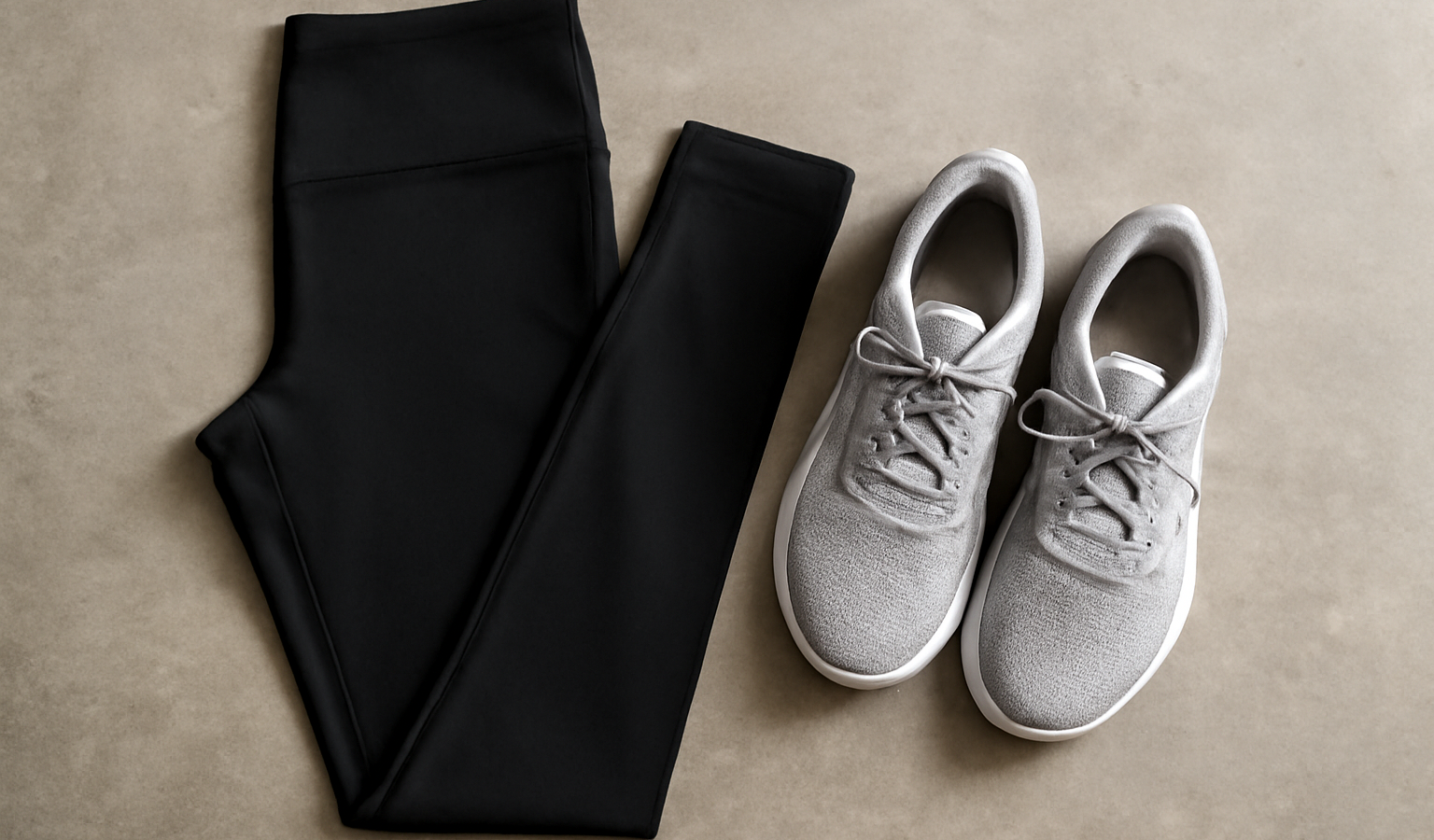 legging pose pres d'une paire de baskets