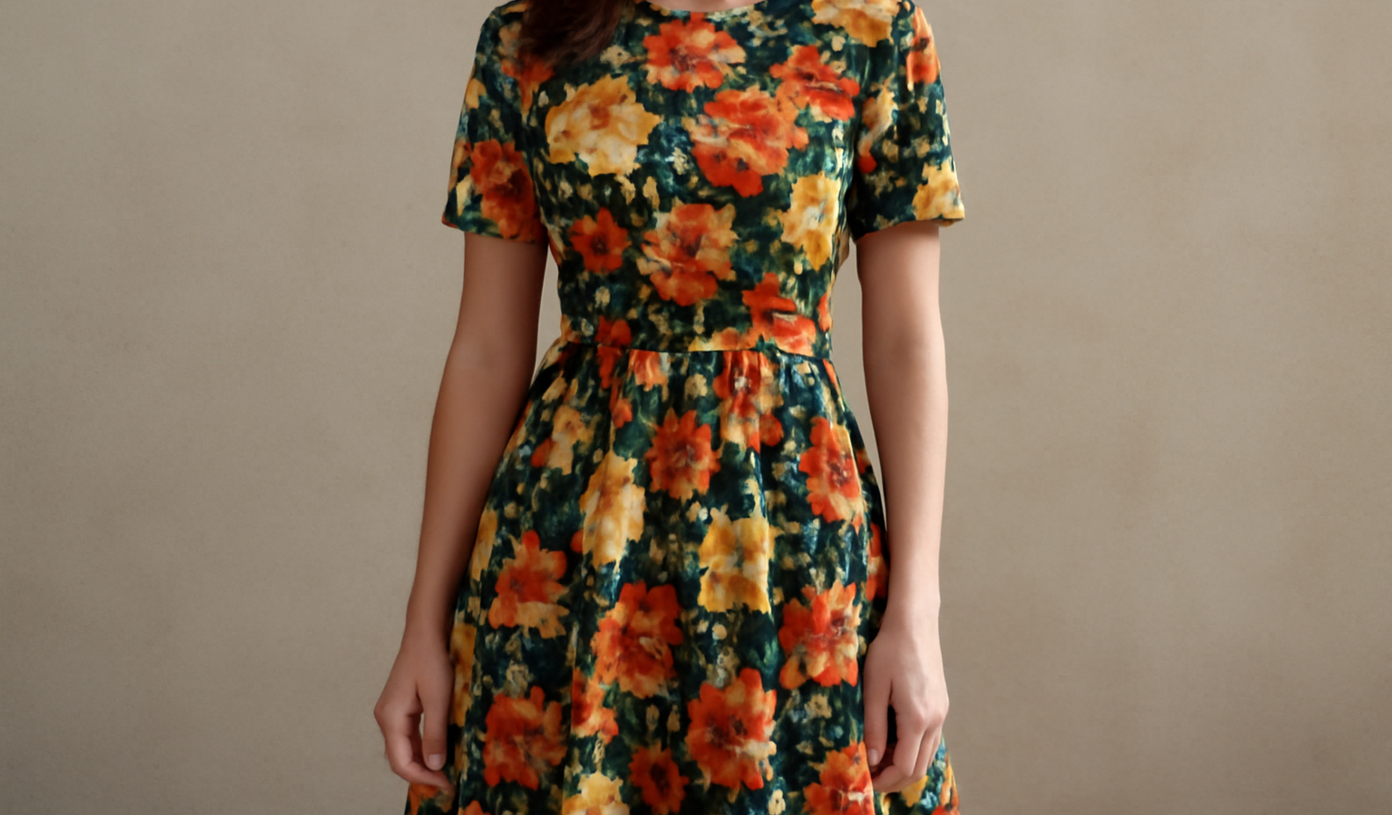 personne portant robe à grand motif floral