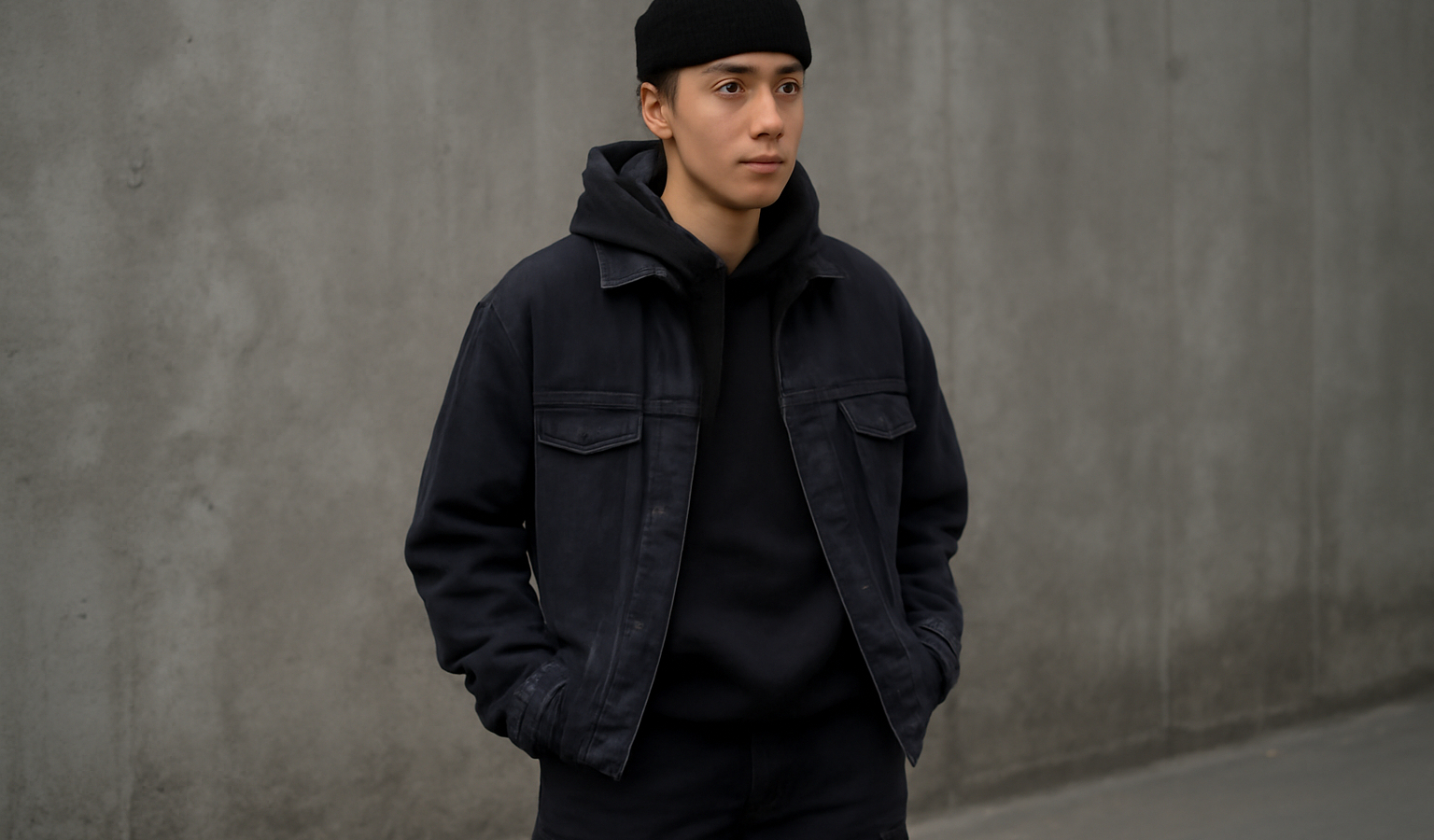 personne en tenue monochrome urbaine