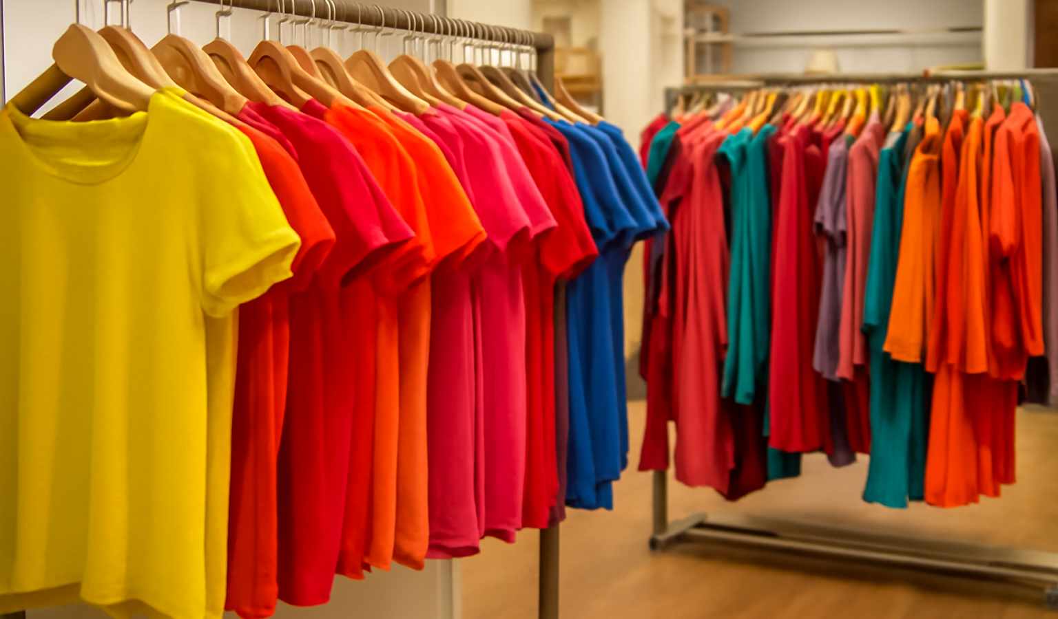 rayon vetements couleur vive en boutique