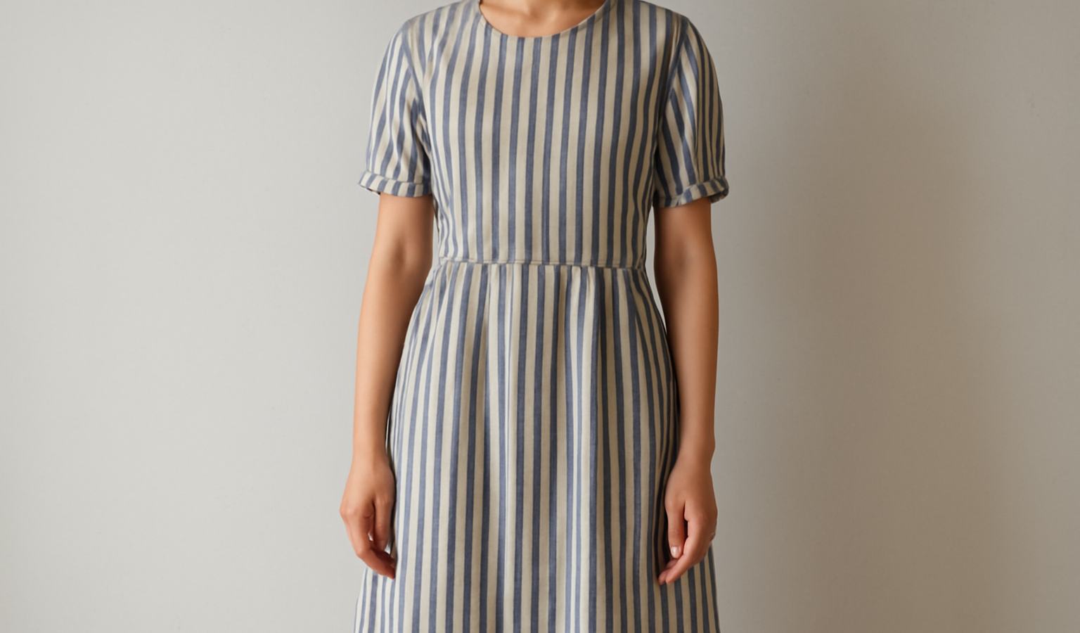 personne portant une robe rayée verticale