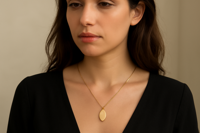 femme portant un collier sur un décolleté