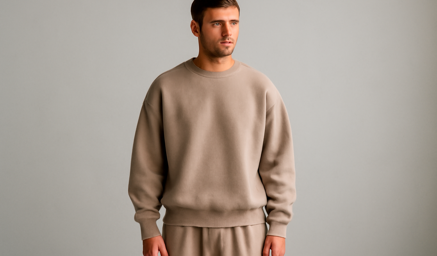 homme portant sweat oversize et pantalon large