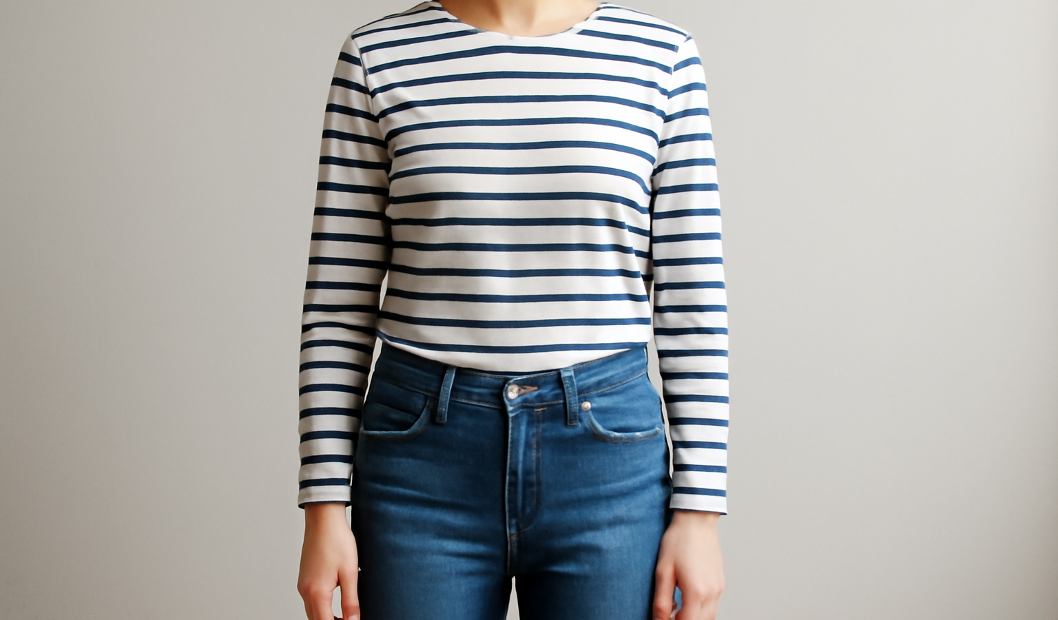 personne portant mariniere et jean simple