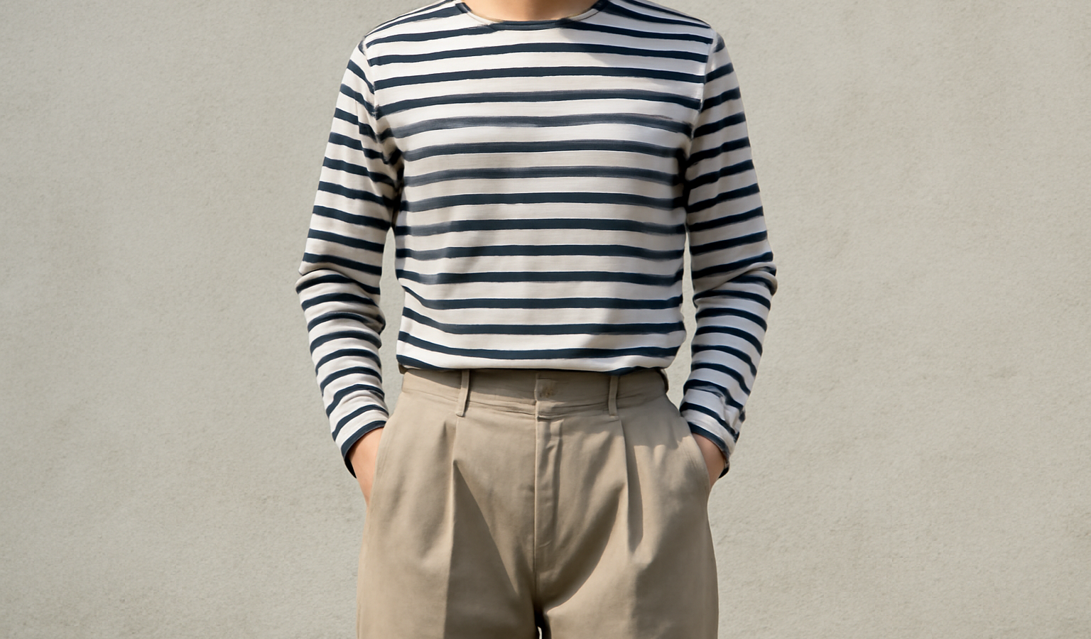 personne portant marinière et pantalon large