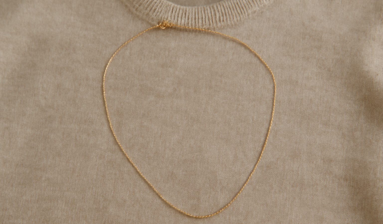 collier fin sur un pull uni posé