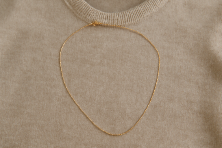 collier fin sur un pull uni posé