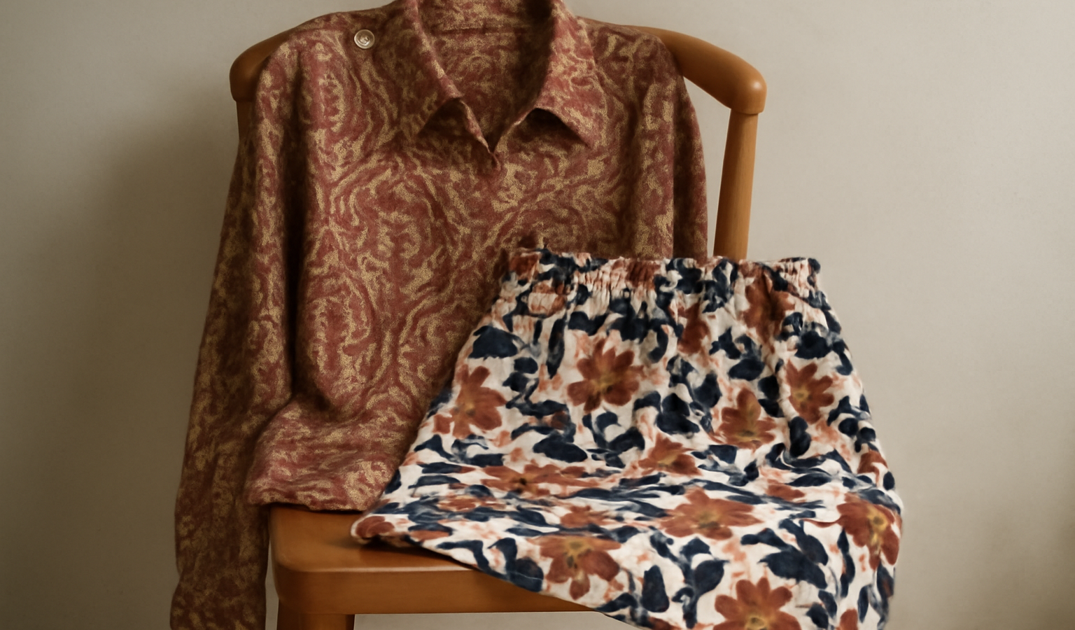 tenues à motifs posées sur chaise