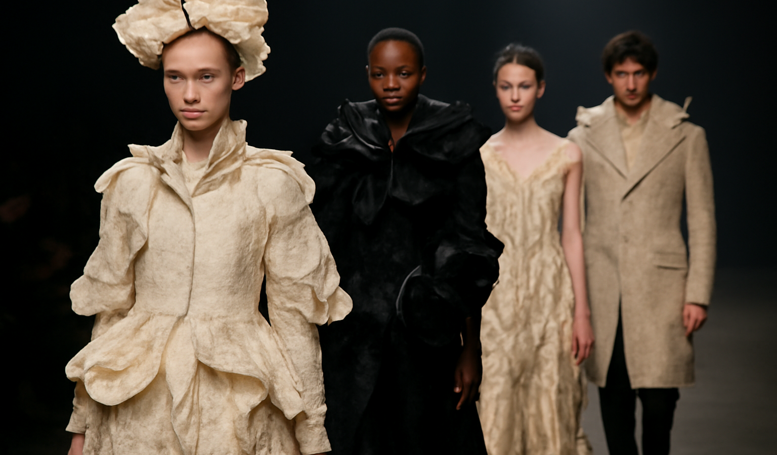 mannequins portant pieces creatives en defile