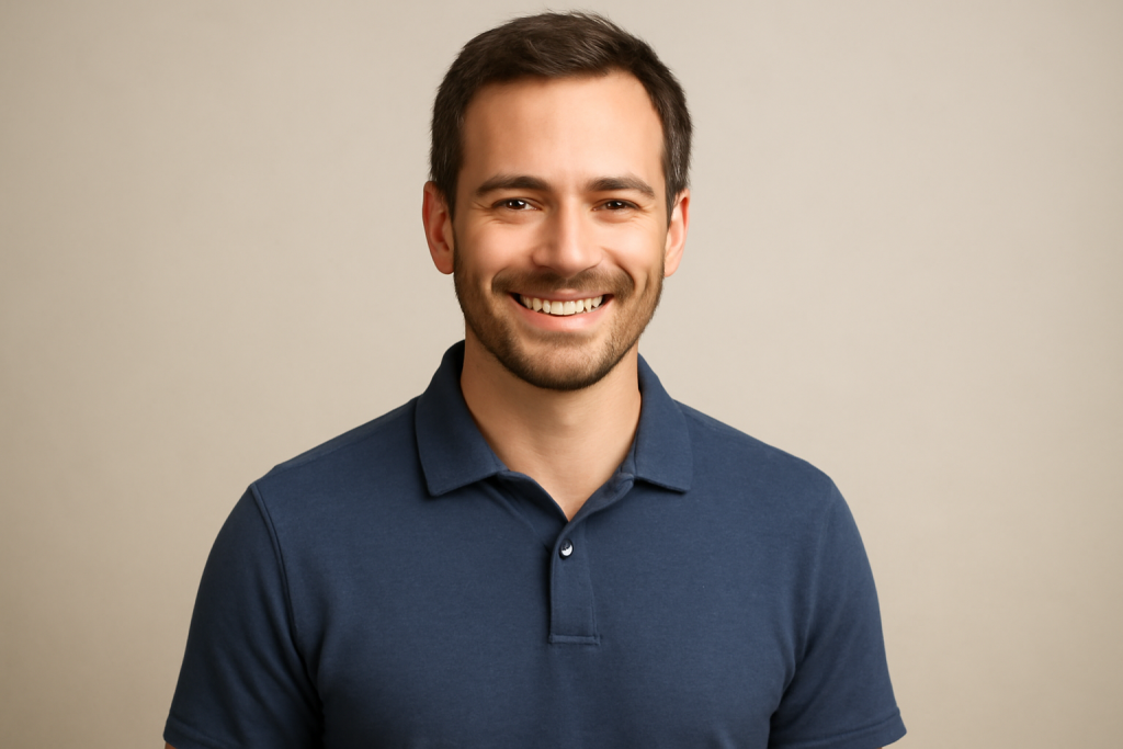 personne portant polo classique et sourire