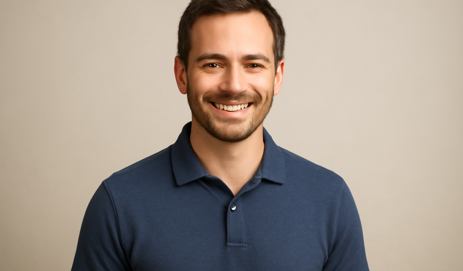 personne portant polo classique et sourire